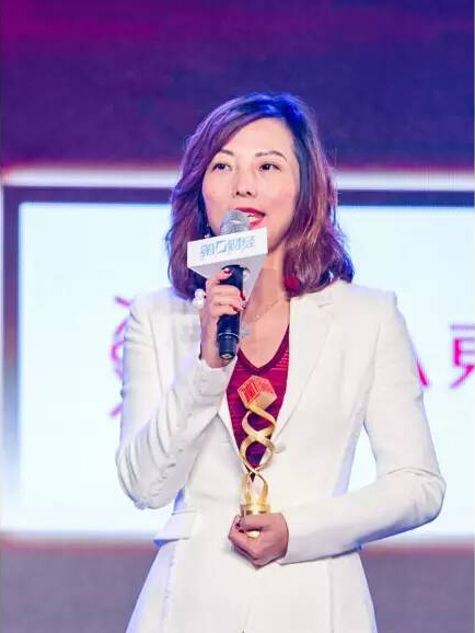 柯尼卡美能達市場部部長凌蕓女士發表獲獎感言 柯尼卡美能達市場部部長凌蕓女士發表獲獎感言