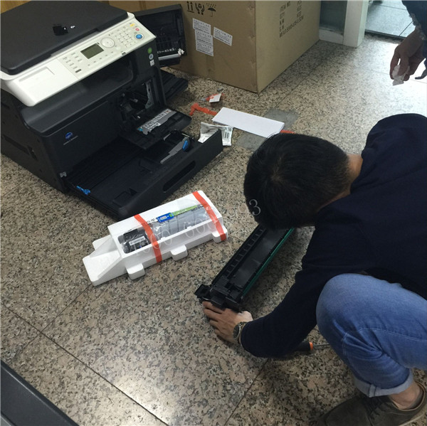 師傅在安裝柯尼卡美能達206復印機的時候,客戶打電話進來問,然后師傅邊安裝機器,邊給客戶解答問題 師傅在安裝柯尼卡美能達206復印機的時候,客戶打電話進來問,然后師傅邊安裝機器,邊給客戶解答問題