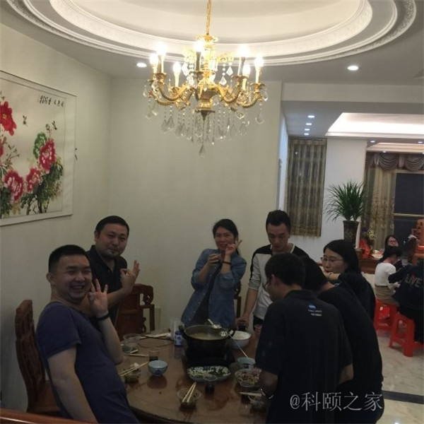 科頤家人一起吃團(tuán)圓飯,并送上對(duì)大家的祝福-科頤辦公 科頤家人一起吃團(tuán)圓飯,并送上對(duì)大家的祝福-科頤辦公