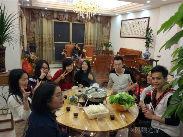 科頤家人一起吃團(tuán)圓飯,并送上對(duì)大家的祝福-科頤辦公 科頤家人一起吃團(tuán)圓飯,并送上對(duì)大家的祝福-科頤辦公