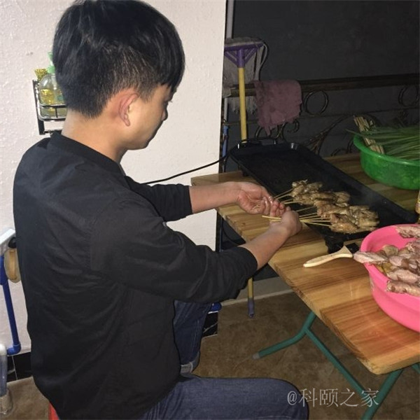 科頤辦公專業(yè)修機(jī)器的蔡師傅,搖身變專業(yè)燒烤師傅了-科頤辦公 科頤辦公專業(yè)修機(jī)器的蔡師傅,搖身變專業(yè)燒烤師傅了-科頤辦公