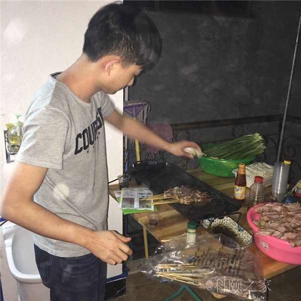 科頤辦公專業(yè)修機(jī)器的蔡師傅,搖身變專業(yè)燒烤師傅了-科頤辦公 科頤辦公專業(yè)修機(jī)器的蔡師傅,搖身變專業(yè)燒烤師傅了-科頤辦公