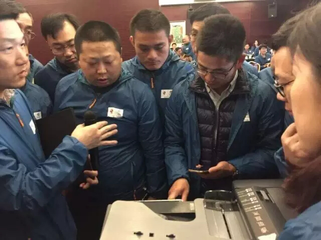 與會(huì)經(jīng)銷(xiāo)商積極體驗(yàn)最新微信支付解決方案-科頤辦公分享