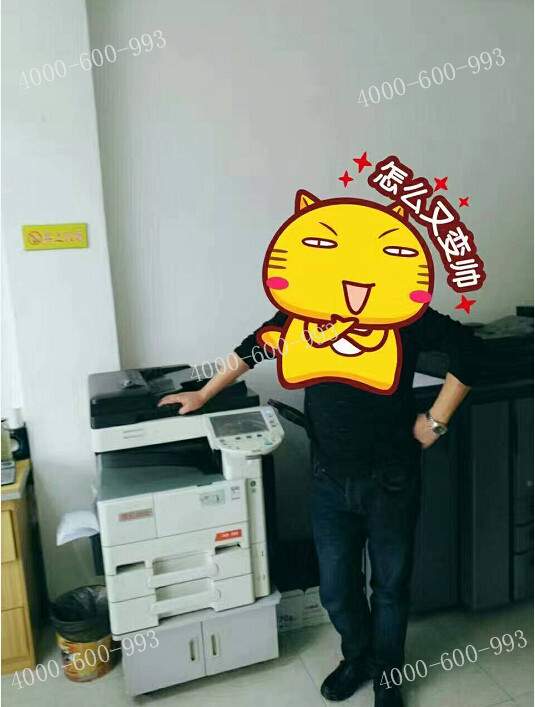 復印機與模特的照片-科頤辦公 復印機與模特的照片-科頤辦公