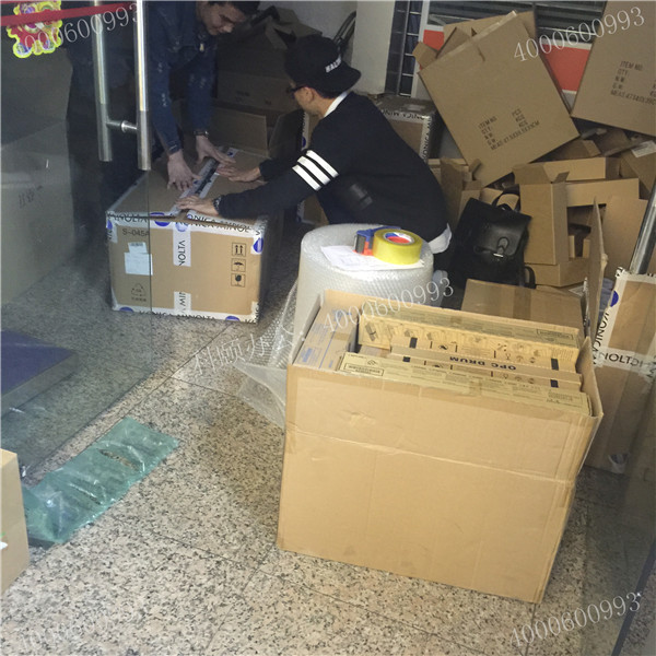 記4月11科頤辦公打包現場，隔壁小帥來幫我們一起打包