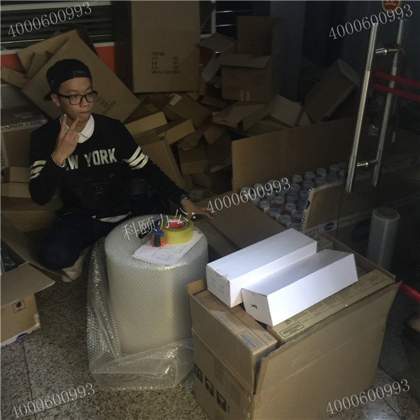 4月11科頤辦公打包現場，隔壁小帥幫忙打包中還不忘來臭美一下