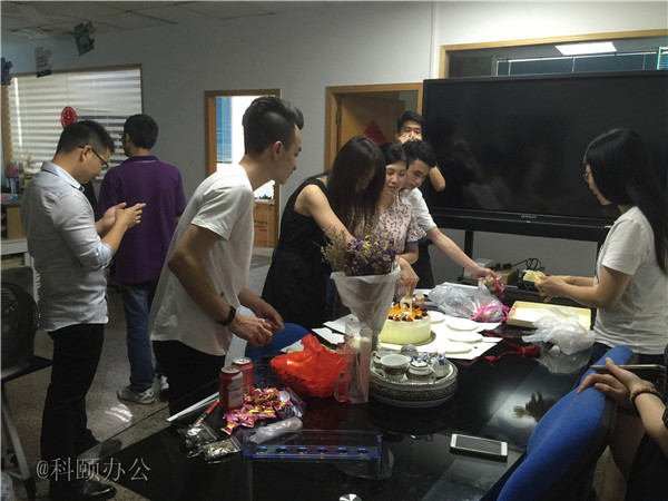 柯尼卡美能達復印機代理商--科頤之家家人一起分享美味的蛋糕