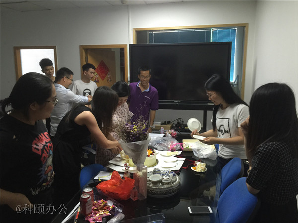 柯尼卡美能達復印機代理商--科頤之家家人一起分享美味的蛋糕