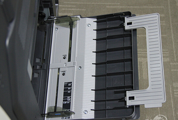 柯尼卡美能達(dá)C266在機(jī)身的側(cè)面還配備了100頁(yè)的多功能手送托盤(pán)